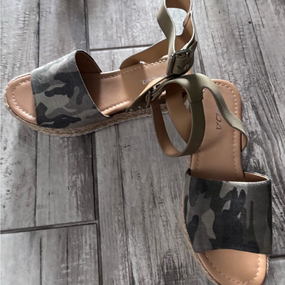 Soda Women's Camouflage Flatform Espadrille Sandals Size 8 never worn - Picture 7 of 8